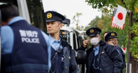 일본에서 여고생을 성폭행한 혐의로 체포된 한국인 유학생이 불기소 처분받았다. 사진은 일본 경찰들이 순찰한 모습. 해당 기사와 직접적인 연관 없음. /사진=로이터