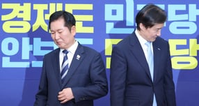 정청래 더불어민주당 대표와 조국 조국혁신당 대표가 26일 정치개혁 사안을 두고 미묘한 신경전을 벌였다. 사진은 26일 정 대표가 서울 여의도 국회 민주당 대표실에서 조 대표와 악수를 나눈 후 자리에 착석하는 모습. /사진=뉴스