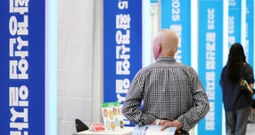 지난 5월27일 서울 서초구 aT센터에서 열린 2025 환경산업 일자리 박람회에서 백발의 어르신이 채용부스를 살펴보고 있다. / 사진=뉴스1 오대일 기자 /사진=(서울=뉴스1) 오대일 기자