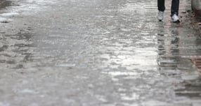 전국이 대체로 흐린 가운데 대부분 지역에 비가 내리며 강원북부 및 전북-제주 산지에는 눈이 내릴 전망이다. 사진은 지난해 11월28일 서울 강남구 강남역 인근에서 시민들이 빙판길을 피해 걷는 모습. /사진=뉴시스