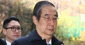 내란특검이 한덕수 전 국무총리에게 징역 15년형을 구형했다. 사진은 26일 서초구 서울중앙지방법원에서 열린 결심공판에 출석 중인 한덕수 전 총리. /사진=뉴스