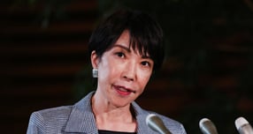 일본 정부가 다카이치 사나에 일 총리의 타이완 유사시 존립위기 사태 발언에 대해 재검토는 필요하지 않다는 입장을 전했다. 사진은 다카이치 총리가 지난 25일 일본 도쿄 총리 관저에서 도널드 트럼프 미국 대통령과의 전화 통화 후 기자들에게 브리핑 한 모습. /사진=로이터