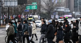 더 늙고 덜 낳는 대한민국의 인구 구조는 지속 불능과 기반 붕괴를 경고하고 있다. 사진은 65세 이상 노인 인구 추이. /사진=머니S