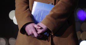 뉴욕타임스가 한강 작가가 집필한 소설 &#039;작별하지 않는다&#039;를 올해의 책 100선으로 선정했다. 사진은 지난해 12월8일(현지시각) 스웨덴 스톡홀름에서 열린 역대 여성 노벨문학상 수상자 작품을 소개하는 &#039;문학의 밤&#039; 행사에서 현지 교민이 한강 작가의 &#039;작별하지 않는다&#039;를 들고 있는 모습. /사진=뉴스