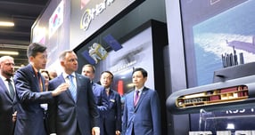 김동관 한화그룹 부회장이 2023년 9월 폴란드 국제방위산업전시회(MSPO)의 한화 전시장을 찾은 안제이 두다 폴란드 대통령에게 한화의 첨단 기술력과 폴란드 지역에 특화된 맞춤형 솔루션 등을 설명했다. /사진=한화