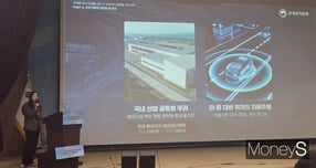 김효선 산업통상부 자동차과 서기관이 26일 &#039;2025년 전기차 리더스 포럼&#039;에서 K모빌리티 전략에 대해 발표하고 있는 모습. /사진=김이재 기자
