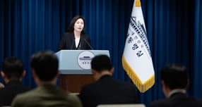 이재명 대통령이 법정질서를 해치는 행위와 관련해 &quot;법과 원칙에 따라 신속하고 엄정한 감찰과 수사를 진행하라&quot;고 지시했다. 사진은 26일 강유정 대통령실 대변인이 서울 용산구 대통령실 청사에서 사법 현안 관련 브리핑을 하는 모습. /사진=뉴스