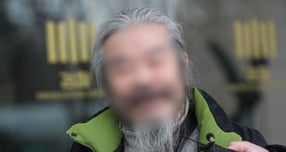 아동 성폭행범 조두순(73)이 외출제한 명령을 위반한 혐의에 대해 일부 부인했다. 사진은 지난해 3월 경기 안산시 단원구 수원지방검찰청 안산지청에서 첫 공판을 마친 뒤 취재진의 질문에 답한 아동 성범죄자 조두순. /사진=뉴스