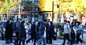 지난 10일 서울 종로구 광화문 네거리에서 시민들이 지나고 있다. /사진=뉴스