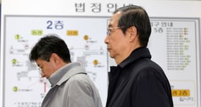 내란방조 등 혐의를 받는 한덕수 전 국무총리의 1심 재판이 내년 1월21일 선고된다. 사진은 26일 서초구 서울중앙지방법원에서 열린 1심 결심공판을 마치고 나온 한덕수 전 국무총리. /사진=뉴시스(공동취재단)