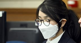 통일교가 김건희 여사에게 목걸이 등을 건넨 과정이 담긴 통일부 간부의 문자 메시지가 공개됐다. 사진은 지난 24일 서초구 서울중앙지방법원에서 열린 재판에 참석한 김건희 여사. /사진=뉴시스(공동취재단)