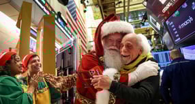 미국 증시가 26일(현지시각) 상승했다. 사진은 이날 메이시스 백화점의 산타클로스가 미국 뉴욕시 뉴욕증권거래소(NYSE)에서 트레이더들의 환영을 받는 모습. /사진=로이터 