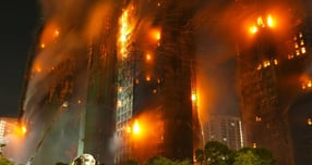 홍콩 아파트에서 화재 사고가 발생해 36명이 사망하고 279명이 실종됐다. 사진은 화재 현장의 모습. /사진=사우스차이나모닝포스트 홈페이지 캡처