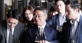 이른바 &#039;사법농단&#039;의 최상위 실행자로 지목돼 1심에서 징역형 집행유예를 선고받은 임종헌 전 법원행정처 차장의 항소심 선고가 오늘 나온다. 사진은 지난 2018년 10월 서울 서초구 서울중앙지방검찰청에서 조사를 받기 위해 출석한 양승태 사법부의 사법농단 사건에서 &#039;키맨&#039;으로 지목된 임종헌 전 법원행정처 차장. /사진=머니투데이