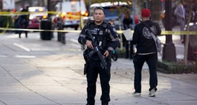 미국 워싱턴D.C 백악관 인근에서 웨스트버지니아주 방위군 소속 병사 2명이 총격 당해 숨졌다. 사진은 지난 26일(현지시각) 사건 현장에서 현지 경찰이 경계 선 모습. /사진=로이터