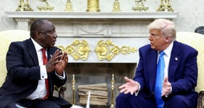 도널드 트럼프 미국 대통령이 내년 자국에서 개최 예정인 주요 20개국(G20) 정상회의에 남아프리카공화국(남아공)을 초청하지 않을 것이며 보조금도 중단하겠다고 밝혔다. 사진은 지난 5월21일 미국 워싱턴D.C 백악관에서 만난 트럼프 대통령(오른쪽)과 시릴 라마포사 남아공 대통령의 모습. /사진=로이터