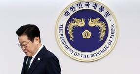 폴란드의 신형 잠수함 도입 사업에서 한국 기업이 탈락한 것에 대해 이재명 대통령이 &quot;폴란드 결정을 존중하고 변함없이 방산 협력을 유지 및 강화해 나갈 예정&quot;이라고 밝혔다. 사진은 지난달 13일 이 대통령이 서울 용산구 대통령실 청사에서 열린 수석보좌관회의에 입장하는 모습. /사진=뉴시스(대통령실통신사진기자단)