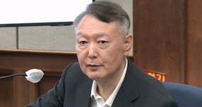 순직해병 특검팀이 &#039;런종섭 의혹&#039;의 정점인 윤석열 전 대통령 등 피의자 6명을 기소했다. 사진은 윤 전 대통령이 지난 9월26일 서울 서초구 서울중앙지방법원에서 열린 윤석열 전 대통령에 대한 &#039;특수공무 집행 방해, 직권남용 권리행사 방해 혐의&#039; 재판에서 발언하고 있는 모습. /사진=뉴시스(서울중앙지방법원 제공 영상 캡처)