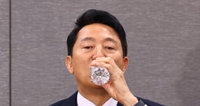 오세훈 서울시장이 12·3 비상계엄 1주년을 맞아 국민의힘의 사과 요구가 나오는 것과 관련해 &quot;국민에 닿을 때까지 계속해서 진심을 담은 사과와 반성이 있어야 한다&quot;고 전했다. 사진은 27일 오 시장이 서울 여의도 국회 의원회관에서 열린 국민의힘 서울시당 주거사다리정상화특별위원회 정책토론회에서 물 마시는 모습. /사진=뉴시스