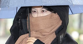 음주운전 및 불법숙박업 혐의로 1심에서 벌금형을 선고받은 문재인 전 대통령의 딸 다혜씨가 항소심에서 징역 1년을 구형받았다. 사진은 27일 오전 서울 서울서부지방법원에서 열린 항소심 1차 공판기일에 다혜씨가 출석하는 모습. /사진=뉴스