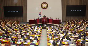 더불어민주당과 국민의힘이 27일 오후 열리는 본회의에서 추경호 국민의힘 의원의 체포동의안을 처리하기로 합의했다. 사진은 지난 13일 서울 여의도 국회에서 열린 제429회국회(정기회) 제429-12차 본회의에서 김승묵 국회 의사국장이 추경호 국민의힘 의원 체포동의안을 보고하는 모습. /사진=뉴스