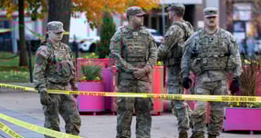 미국 워싱턴D.C 백악관 인근에서 주방위군 2명이 총격 당한 사건 용의자가 아프가니스탄 출신 이민자로 전해졌다. 사진은 지난 26일(현지시각) 미국 워싱턴D.C 총격 사건 현장의 모습. /사진=로이터 