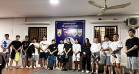 정부가 &#039;스캠(사기) 범죄&#039; 예방과 단속을 위해 캄보디아 현지에 구성한 &#039;코리아 전담반&#039;(대한민국 국민을 위한 캄보디아-한국 공동 전담반)이 &#039;노쇼 사기&#039; 범죄 조직을 검거하며 출범 후 첫 성과를 보였다. 사진은 정부가 캄보디아 당국과 공조해 지난 13일 캄보디아 시아누크빌에서 &#039;노쇼&#039; 범죄 조직을 급습해 한국인 17명을 검거한 모습. /사진=뉴스1(국정원 제공)