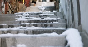 기온이 큰폭으로 떨어진 가운데 눈과 비로 인해 살얼음이 생긴곳도 있어 출근길에 주의해야 된다. 사진은 지난해 11월29일 서울 종로구 한 골목 계단 곳곳이 얼어 있는 모습.  /사진=뉴스