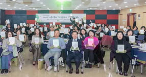 박승원 광명시장이 27일 하안도서관 대강당에서 개최한 &#039;2025년 마을공동체 동상일몽 통(通)하는 날 활동공유회&#039;에 참석해 마을공동체원들과 기념사진을 촬영하고 있다. /사진제공=광명시