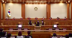 윤석열 전 대통령이 12·3 비상계엄 선포 이후 고위공직자범죄수사처(공수처)의 체포영장 청구와 법원의 영장 발부에 반발해 낸 권한쟁의심판 청구를 헌법재판소가 각하했다. 사진은 김상환 헌법재판소장이 27일 오후 서울 종로구 헌법재판소 심판정에서 윤석열 전 대통령이 오동운 공수처장과 신한미 서울서부지법 부장판사 상대로 낸 권한쟁의심판 사건을 선고하기 위해 자리하고 있는 모습. /사진=뉴스