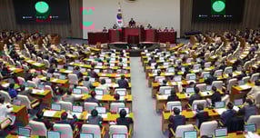 27일 서울 여의도 국회에서 열린 제429회국회(정기회) 제13차 본회의에서 철강산업 경쟁력 강화 및 탄소중립 전환을 위한 특별법안(대안)이 가결되고 있다. /사진=뉴스