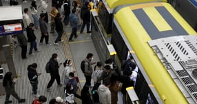 중국 윈난성 한 역에서 열차가 선로 교체 작업 중이던 인부들을 덮친 사고가 발생했다. 사진은 지난 3월27일 중국 베이징 지하철역의 모습. 해당 기사와 직접적인 연관 없음. /사진=로이터