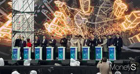 오세훈 서울시장을 비롯한 참석자들이 27일 오후 서울 용산구 용산정비창 행사장에서 열린 용산국제업무지구 도시개발사업 기공식에서 퍼포먼스를 하고 있다. /사진=장동규 기자