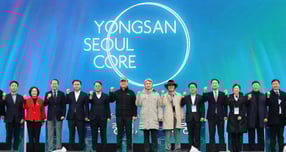  27일 오후 서울 용산구 정비창 일대에서 열린 용산국제업무지구 도시개발사업 기공식에서 오세훈 서울시장을 비롯한 내빈들이 기념촬영을 하고 있다. /사진=뉴스