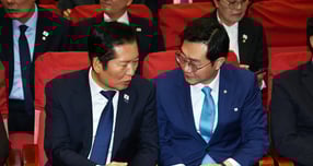 정청래 더불어민주당 대표가 27일 성추행 의혹을 받는 장경태 의원에 대한 진상조사를 윤리감찰단에 지시했다. 사진은 지난 25일 정 대표가 서울 여의도 국회 의원회관에서 열린 &#039;민주당 서울시당 천만의 꿈 경청단 출범식&#039;에서 장 의원과 대화하는 모습. /사진=뉴시스