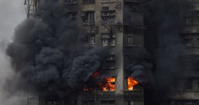 홍콩 소방 관계자가 지난 26일(이하 현지시각) 발생한 아파트 화재 사고와 관련해 사망자가 44명에서 55명으로 늘어났다고 밝혔다. 사진은 27일 홍콩 타이포 &#039;왕 푹 코트&#039; 아파트에서 화재가 발생한 모습. /사진=로이터