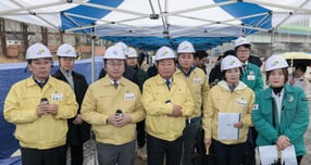 신동화 구리시의회 의장(앞줄 오른쪽서 3번째)과 의원들이 27일 &#039;제354회 제2차 정례회&#039; 기간중 주요 현안 현장을 확인하고 있다. /사진제공=구리시의회