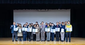 정장선 평택시장(앞줄 오른쪽서 6번째)이 지난 26일 남부문예회관 소공연장에서 21개 자원봉사 단체가 참석한 가운데 열린 &#039;평택시 통합자원봉사지원단&#039; 발대식에서 단체사진을 찍고 있다. /사진제공=평택시 
