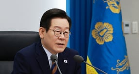 대통령실이 27일 온라인에서 이재명 대통령 명의의 허위 담화문이 유포되는 것에 대해 &quot;강력한 법적 대응을 취할 것&quot;이라고 전했다. 사진은 27일 이 대통령이 서울 용산구 대통령실 청사에서 열린 수석·보좌관회의에서 발언하는 모습. /사진=뉴시