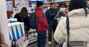 외국인 관광객의 K뷰티 소비가 구경, 구매에서 의료·의약품 소비로 확장되는 흐름이 뚜렷해졌다. 사진은 지난 26일 서울 중구의 한 약국에서 쇼핑하는 외국인 관광객들의 모습. /사진=김다솜 기자