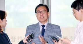 순직해병 사건 관련 수사 외압 의혹을 수사중인 이명헌 특별검사팀이 28일 최종 수사 결과를 발표한다. 사진은 지난 6월26일 이 특별검사(순직해병 특검)가 서울 서초구 특검 사무실 로비에서 취재진 질문에 답하는 모습. /사진=뉴시스