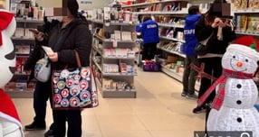 서울 명동의 화장품 브랜드 더샘 한 매장이 외국인 관광객을 상대로 과대 결제했다는 의혹에 휩싸이자, 매장 측은 &quot;사실이 아니다&quot;라고 정면 반박했다. 사진은 기사의 이해를 돕기 위한 명동 한 매장을 방문한 외국인 관광객들의 모습. /사진=김다솜 기자