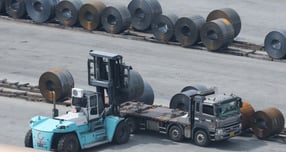 지난 27일 K스틸법이 국회를 통과했지만, 원가 상승의 주 원인인 전기료 인하 방안은 포함되지 않아 업계 시름이 깊어지고 있다. 생존이 위협받는 상황에서는 친환경 설비 투자조차 쉽지 않다는 지적이다. /사진=뉴스