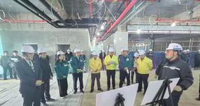 박홍복 군의장을 비롯한 군의원들이 주요사업장에서 관계자로부터 설명을 듣고 있다./사진=기장군의회