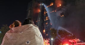 홍콩 타이포 아파트 화재 참사로 세상을 떠난 이들의 사연이 전해져 안타까움을 자아내고 있다. 사진은 지난 26일(현지시각) 홍콩 타이포 아파트 화재 사고 현장에서 주민들이 진압 과정을 지켜본 모습. /사진=로이터