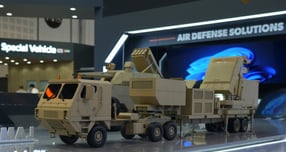 지난 2월 UAE 아부다비에서 열린 IDEX2025에 전시된 한화시스템의 장사정포요격체계 다기능레이다. /사진=한화시스템