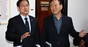 정태호 국회 기획재정위원회 더불어민주당 간사와 박수영 국민의힘 간사가 28일 서울 여의도 국회에서 조세소위 회의를 마치고 세제개편안 합의 관련 기자회견을 하고 있다. / 사진=뉴시스 김명년 기자 /사진=김명년