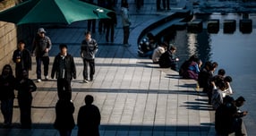 전국이 대체로 맑은 가운데 중부지방은 오후부터 차차 흐려질 전망이다. 사진은 지난 4일 서울 중구 청계천에서 시민들이  햇살아래 휴식을 취하는 모습. /사진=뉴시스