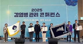 김현희 신안군 보건소장(왼쪽 다섯번째) 등 관계자들이 28일 질병관리청 주관 감염병 관리 평가에서 지역사회 감염병 확산 선제적 차단 공로를 인정받아 국무총리상 수상 후 기념사진을 찍고 있다./사진제공=신안군