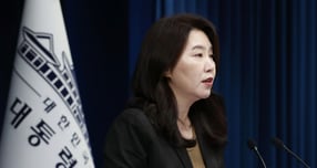 이재명 대통령이 28일 김종철 연세대학교 법학전문대학원 교수를 초대 방송미디어통신위원회(방미통위) 위원장 후보자에 지명했다. 사진은 28일 강유정 대변인이 서울 용산구 대통령실 청사에서 인사 관련 브리핑을 하는 모습. /사진=뉴시스